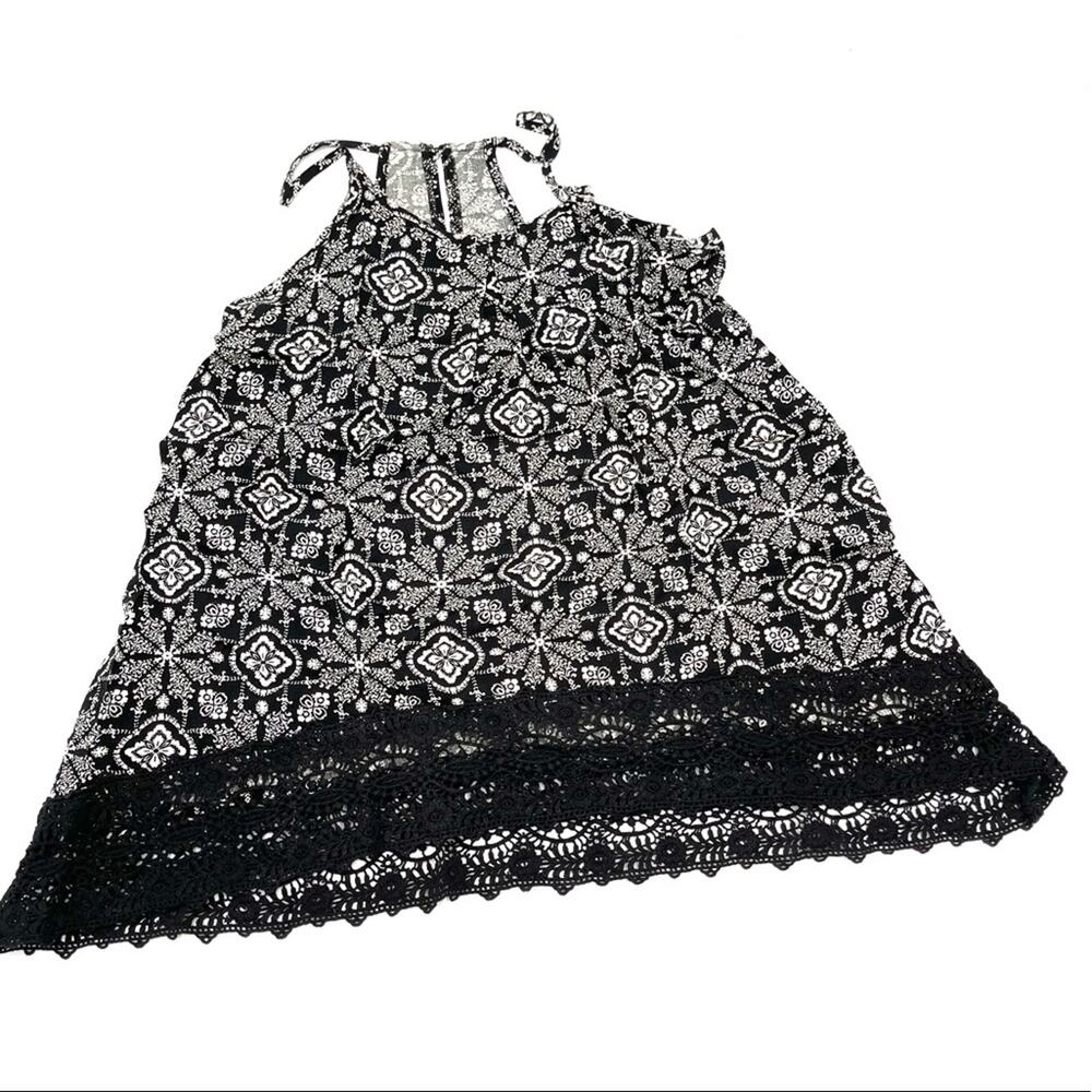 black & white halter neck sleeveless top size XS 100% rayon lace hem